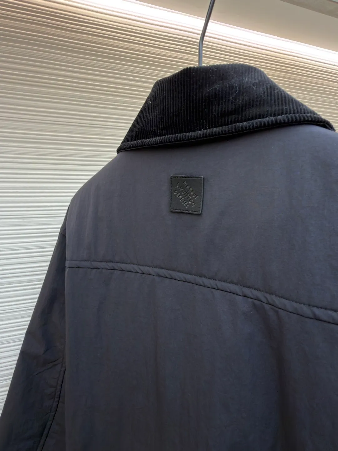 LOUIS VUITTON Corduroy collar waterproof work jacket ●Original version: purchased and developed in 19699 ●Item number: 1681946-C30 ●Fabric: nylon fabric ●Technology: embroidery production ●Color: black ●Version: fitted version ●Weight: about 550 grams ●Size: 44-46-48-50 ●Description: Made of water-repellent nylon blended fabric, the body is made of precision woven craftsmanship to create a matte texture, taking into account both lightness and stiffness. The collar is made of ribbed corduroy-effect leather, which uses trompe l'oeil techniques to simulate the texture of corduroy. It feels soft and has a retro look. The chest patch pocket adopts double-line topstitch quilting technology, embedded with three-dimensional LV letter embroidery, and reinforced with metal rivets on the edge, which is both decorative and durable. The front is equipped with pearlescent mother-of-pearl buttons, and the metal base is polished and nickel-plated, with a delicate luster and not easily oxidized. The inner lining is Damier jacquard fabric, and the quilting process is filled with light and warm fibers. The cuffs and hem are narrowed with the same fabric. The overall stitching error is controlled within 0.1cm, and the Italian workshop hand-finishes the details. The overall wiring is straight and delicate, the fabric is comfortable and soft, and the color is consistent without color difference. It can be matched with the same style to create a fashionable look and control various occasions. Customized accessories, complete with three standards, same style for men and women!